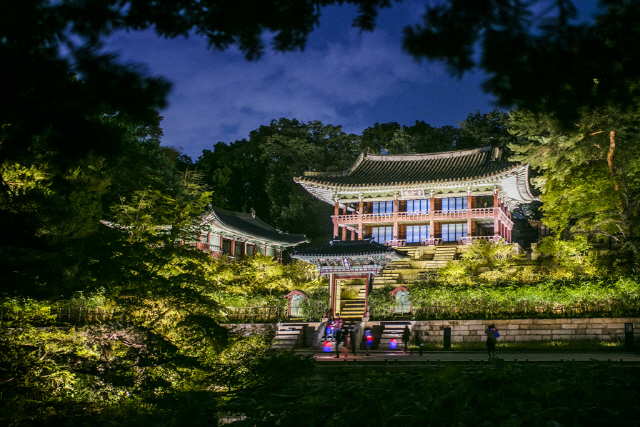 봄바람 느끼러 고궁으로 오세요