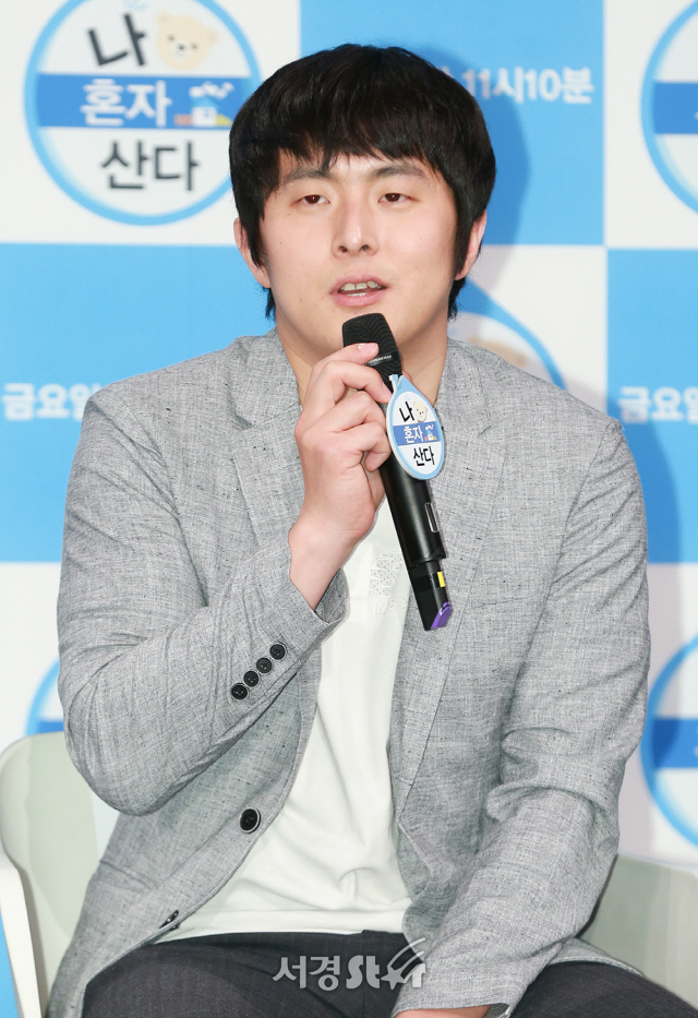 기안84가 19일 오후 서울 마포구 상암 MBC 골든마우스홀에서 열린 MBC ‘나 혼자 산다’ 5주년 기념 기자 간담회에 참석해 인사말을 하고 있다.