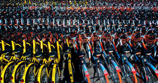 고속 성장하는 자전거 공유 스타트업 모바이크와 오포의 자전거들이 상하이에 압류되어 있다.