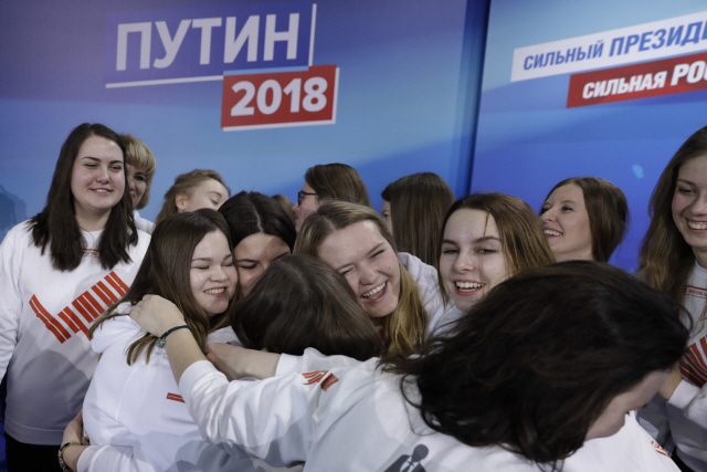 블라디미르 푸틴 대통령의 선거캠프 구성원들이 18일(현지시간) 푸틴 대통령의 승리로 선거가 마무리되자 모스크바 선거캠프에서 기쁨을 만끽하고 있다. /모스크바=UPI연합뉴스
