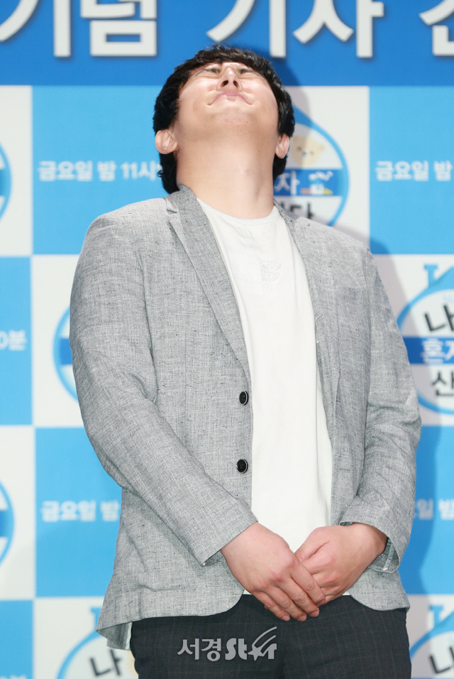기안84가 19일 오후 서울 마포구 상암 MBC 골든마우스홀에서 열린 MBC ‘나 혼자 산다’ 5주년 기념 기자 간담회에 참석해 포토타임을 갖고 있다.