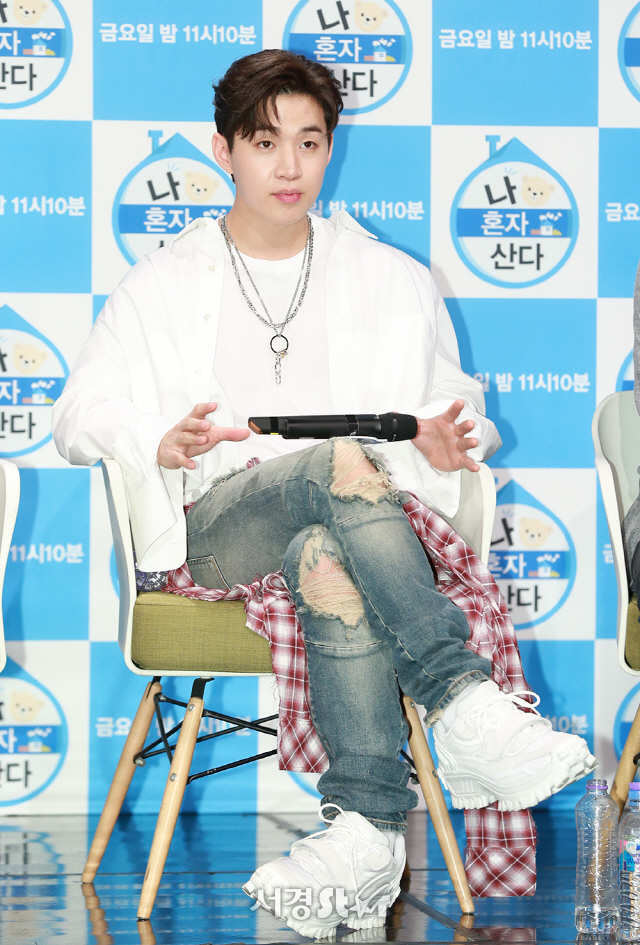 헨리가 19일 오후 서울 마포구 상암 MBC 골든마우스홀에서 열린 MBC ‘나 혼자 산다’ 5주년 기념 기자 간담회에 참석하고 있다.
