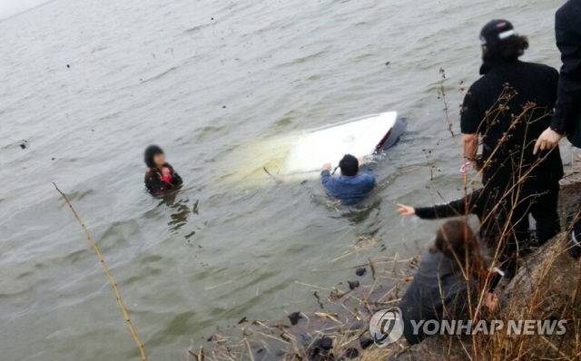 6명 탄 차량 운전미숙으로 저수지에 추락…전원 구조