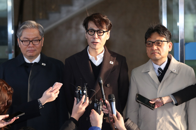 작곡가 겸 가수 윤상(가운데)을 수석대표로 하는 ‘예술단 평양공연’ 실무접촉 대표단이 20일 오전 서울 종로구 삼청동 남북회담본부에서 판문점 북측지역 통일각으로 출발에 앞서 취재진에게 발언하고 있다. /연합뉴스