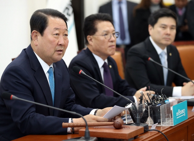박주선(왼쪽) 바른미래당 공동대표가 20일 국회에서 열린 최고위원회의에 참석해 발언하고 있다. /연합뉴스