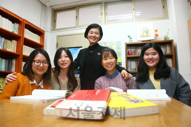 일본 취업에 성공한 한남대 일어일문학과 학생들이 지도교수인 정향재(사진 왼쪽에서 세번째) 교수와 기쁨을 함께 하고 있다. 사진제공=한남대