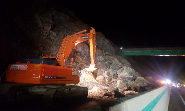 19일 오후 9시 30분께 충남 청양군 목면 신흥리 공주-서천고속도로 공주방향에서 산사태가 발생해 한국도로공사 관계자 등이 밤샘 복구 작업을 하고 있다. /연합뉴스