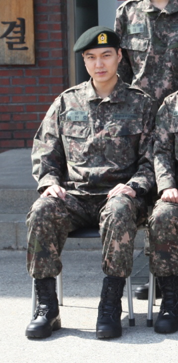 이민호 훈련소 사진 포착! 사회복무요원 일하다가 ‘입소’ 네티즌 “군복 입어도 잘 생겼네”