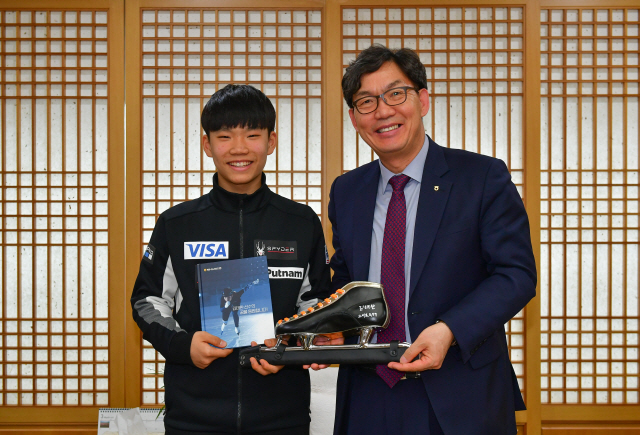 이대훈(오른쪽) NH농협은행장과 빙상 꿈나무 김태완 선수가 서울 농협은행에서 응원 메시지를 담은 책자와 스케이트를 들고 기념촬영을 하고 있다. /사진제공=NH농협은행