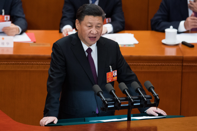 Chinese President Xi Jinping delivers a speech during the closing session of the National People‘s Congress at the Great Hall of the People in Beijing on March 20, 2018. / AFP PHOTO / NICOLAS ASFOURI      <저작권자(c) 연합뉴스, 무단 전재-재배포 금지>