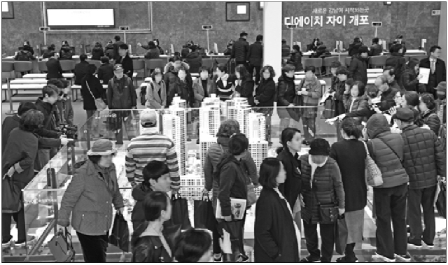 서울 서초구 양재동  ‘디에이치자이 개포’ 모델하우스에 가득 찬 관람객들이 단지 모형을 둘러보고 있다.  /권욱기자
