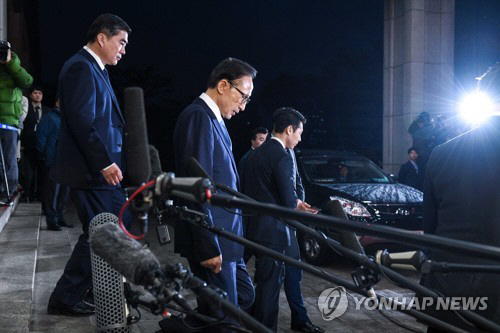 지난 15일 오전 검찰 조사를 마친 이명박 전 대통령이 서초동 서울중앙지검에서 나오고 있다. / 연합뉴스