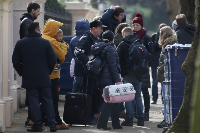영국 주재 러시아 대사와 가족들이 20일(현지시간) 런던을 떠나고 있다. /런던=AFP연합뉴스