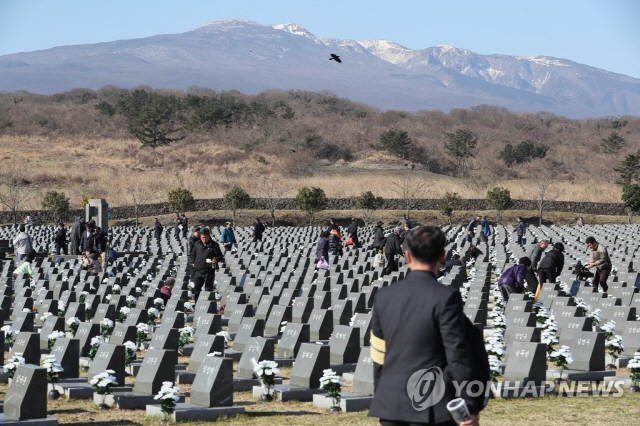 지난해 4월3일 제주시 봉개동 4·3평화공원에서 열린 제69주년 4·3희생자 추념식에 앞서 유족들이 행불인 표석을 찾아 참배하고 있다. /연합뉴스