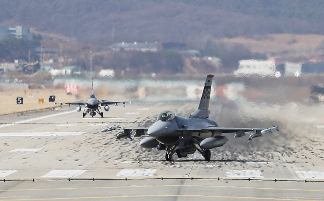 <YONHAP PHOTO-3465> 한미 연합훈련 내달 1일 시작      (평택=연합뉴스) 홍기원 기자 = 국방부가 평창동계올림픽과 패럴림픽으로 미뤘던 연례 한미 연합훈련인 키리졸브(KR)와 독수리(FE) 연습을 다음 달 1일 시작한다고 공식 발표한 20일 오전 경기도 평택시 주한미공군 오산기지에 미 공군 F-16 전투기가 착륙하고 있다. 2018.3.20      xanadu@yna.co.kr/2018-03-20 11:04:56/<저작권자 ⓒ 1980-2018 ㈜연합뉴스. 무단 전재 재배포 금지.>