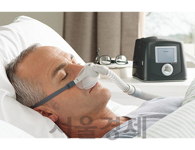 코로 공기를 불어넣어주는 양압호흡기를 이용하면 수면 중 기도가 막히는 수면무호흡증을 예방·치료할 수 있다.