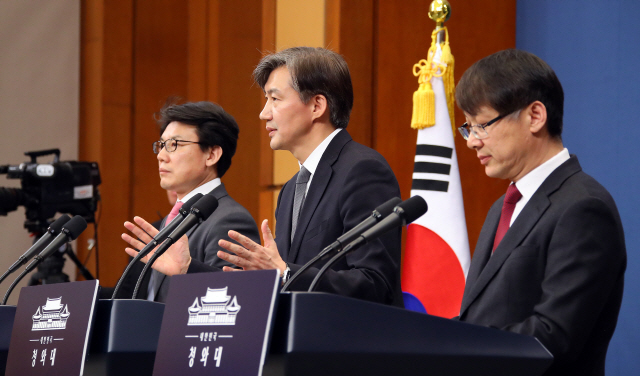 조국(가운데) 청와대 민정수석이 20일 오전 춘추관 대브리핑실에서 문재인 대통령이 발의할 개헌안 중 전문과 기본권 부분의 내용을 설명하고 있다. 왼쪽은 진성준 정무기획비서관, 오른쪽은 김형연 법무 비서관./연합뉴스