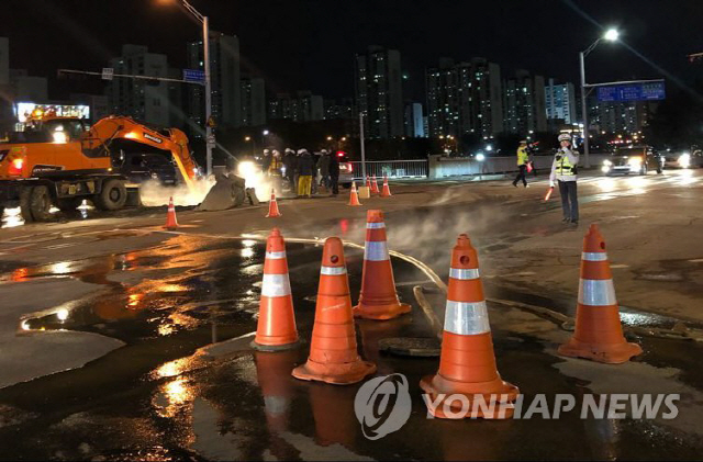 분당서 열수송관 파손…아파트 2천500여 세대 난방 끊겨