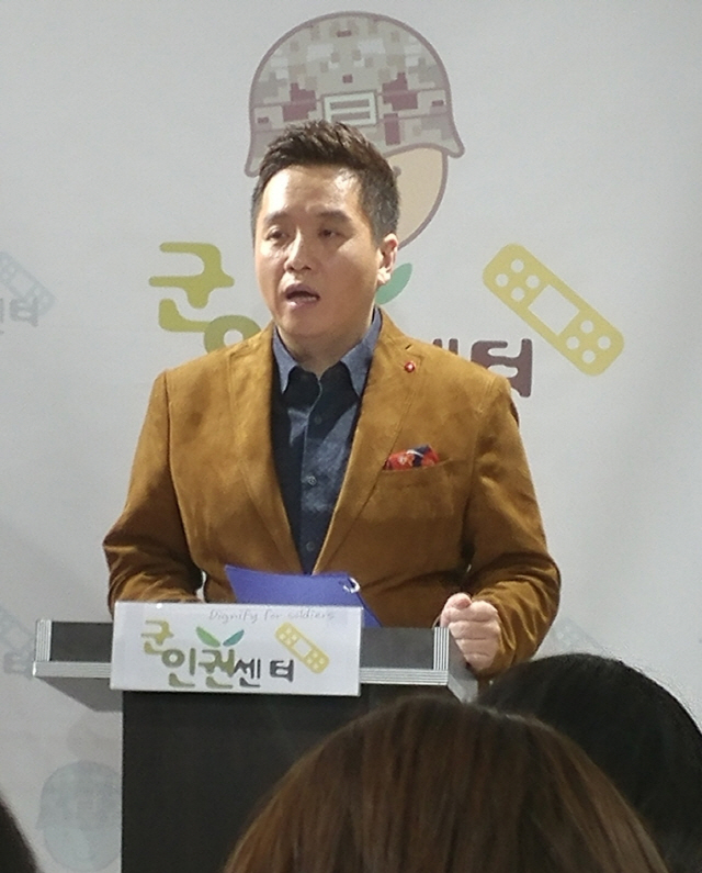 임태훈 군인권센터 소장이 지난 7일 서울 마포구 이한열기념관에서 기자회견을 열고 군이 탄핵 정국 당시 병력 투입을 논의했다는 의혹을 제기하고 있다./서울경제DB