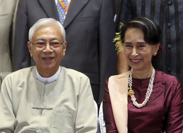 미얀마 최고 실권자 아웅산 수치(오른쪽) 국가자문역과 그의 오른팔로 불렸던 틴 초 대통령이 나란히 앉아있다. 틴 초 대통령은 21일(현지시간) 페이스북 메시지를 통해 이날부로 대통령직을 그만두고 휴식을 취하고 싶다고 밝혔다. /네피도=AP연합뉴스