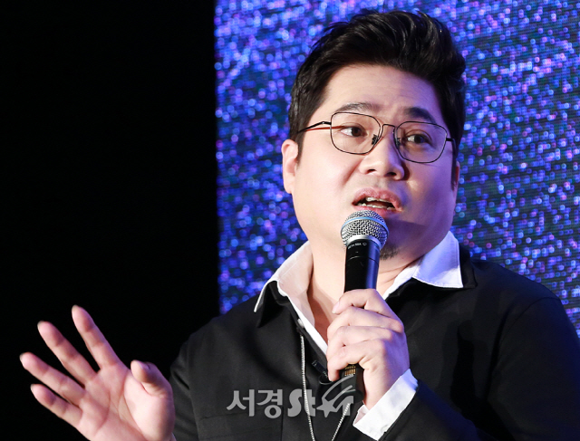 솔리드 김조한이 21일 오후 서울 용산구 현대카드 언더스테이지에서 열린 기자회견에 참석해 곡 소개를 하고 있다.