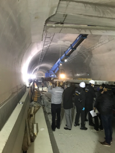 21일 오전 10시 30분께 부산 산성터널 공사 현장에서 콘크리트 구조물이 떨어져 지상 근로자가 숨졌다./사진제공=부산경찰청