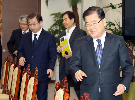 정의용 국가안보실장과 서훈 국정원장이 21일 오전 청와대 여민관에서 열린 남북정상회담 준비위 2차 회의에 참석하기 위해 입장하고 있다./연합뉴스