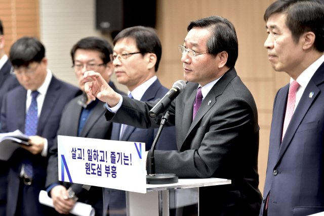 유정복(오른쪽 두번째) 인천시장이 21일 원도심 부흥 프로젝트를 설명하고 있다.  /사진제공=인천시