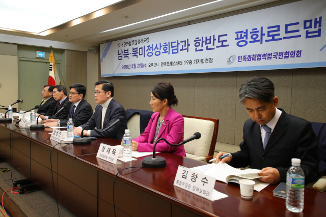 21일 오후 서울 중구 태평로 프레스 센터에서 열린 남북·북미 정상회담과 한반도 평화로드맵 주제로 열린 2018 민화협 통일정책포럼에서 사회자인 고유환 동국대 북한학과 교수가 발언하고 있다. /연합뉴스