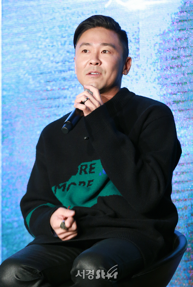 솔리드 이준이 21일 오후 서울 용산구 현대카드 언더스테이지에서 열린 기자회견에 참석해 취재진의 질문에 답변을 하고 있다.