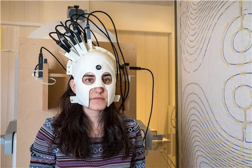 헬멧 크기의 뇌자도 측정 장치를 쓴 모습. /사진제공=Wellcome Centre for Human Neuroimaging, UCL