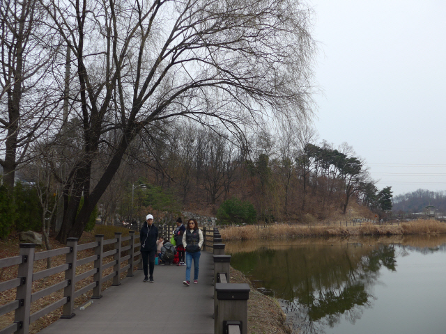 경기도 광주시의 ‘중대물빛공원’에서 시민들이 산책을 즐기고 있다.
