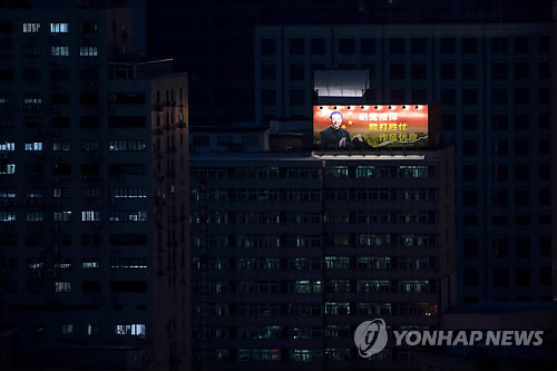 시진핑 중국 국가주석의 포스터가 중국 상하이 중심가의 고층빌딩 옥상에서 밝게 빛나고 있다. / 연합뉴스