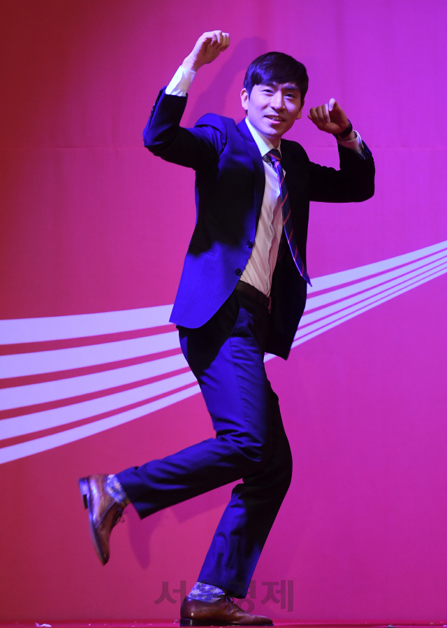 21일 서울 중구 소공동 웨스틴조선호텔에서 열린 제23회 코카-콜라 체육대상에서 최우수선수상을 수상한 스피드스케이트 이승훈이 춤을 추고 있다./권욱기자