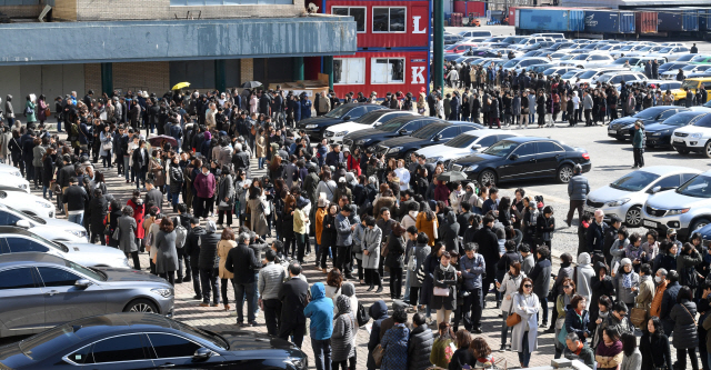 서울 서초구 양재동에 마련된 디에치자이 개포 모델하우스를 찾은 관람객들이 내부 입장을 위해 길게 줄을 서 있다.    /권욱 기자