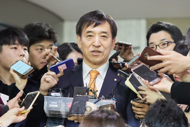 이주열 한국은행 총재가 22일 출근길에 미국 기준금리 인상에 대한 의견을 밝히고 있다. /사진=한국은행