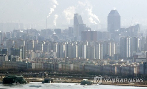 국토부는 오는 4월 말 아파트 등 공동주택 공시가격을 확정하고 공시할 예정이며, 이에 앞서 지난 15일부터 다음 달 3일까지 전국 아파트 1,250만여 가구의 예정 공시가격을 공개하고 있다. /연합뉴스