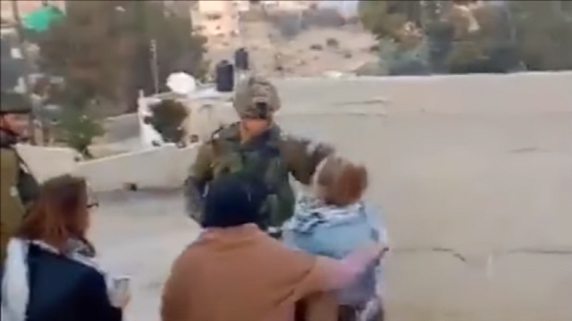 10대 팔레스타인 소녀 아헤드 타미미가 이스라엘 점령지인 요르단강 서안 지역에서 이스라엘 군인의 뺨을 때리는 모습 /유튜브 캡쳐