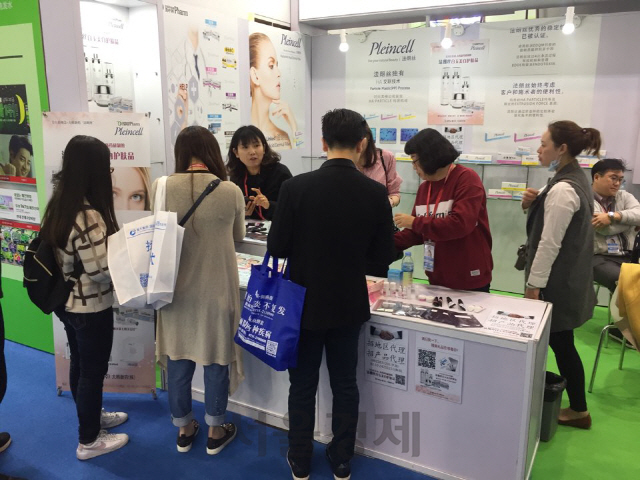 중국 바이어들이 10~12일 사흘간 중국 광저우에서 개최된 ‘뷰티 엑스포 2018’ 행사장을 찾아 대한뉴팜 부스에서 전시 제품을 살펴보고 있다./사진제공=대한뉴팜