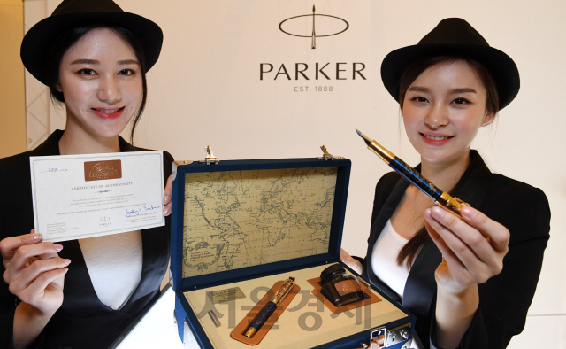 22일 서울 광화문 포시즌스호텔에서 모델들이 파카 130주년 기념 듀오폴드 '더 크래프트 오브 트래블링'을 소개하고 있다. 전세계 1,300개가 생산되며 국내에는 15개가 판매되는 이 만년필의 가격은 370만원이다./권욱기자