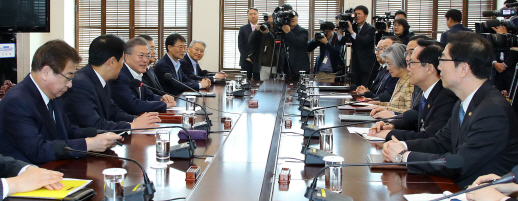 문재인 대통령이 지난 21일 오전 청와대 여민관에서 열린 남북정상회담 준비위 2차 회의에서 인사말을 하고 있다. /연합뉴스