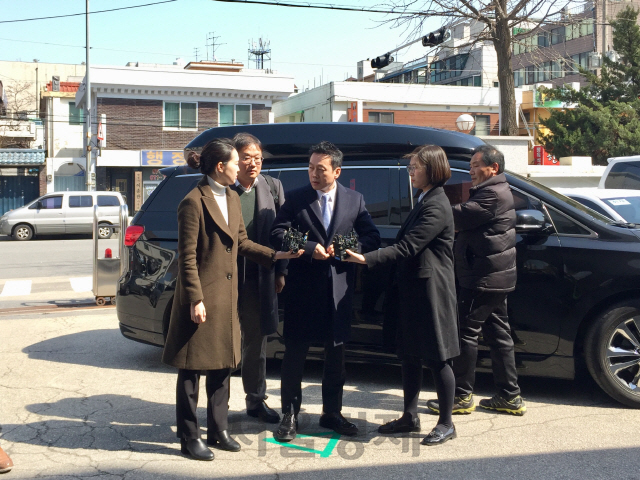 성추행 의혹 제기한 기자를 고소한 정봉주 전 의원이 22일 서울지방경찰청 지능범죄수사대에 출석하기 전 취재진의 질문을 받고 있다./유민호 기자