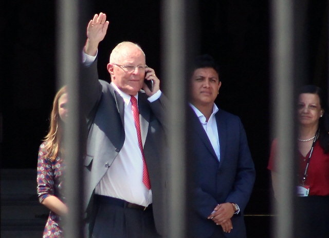 페드로 파블로 쿠친스키(가운데) 페루 대통령이 탄핵 표결 하루 전인 21일(현지시간) 사임 의사를 발표하고 대통령궁을 떠나며 손을 흔들고 있다. /리마=AFP연합뉴스