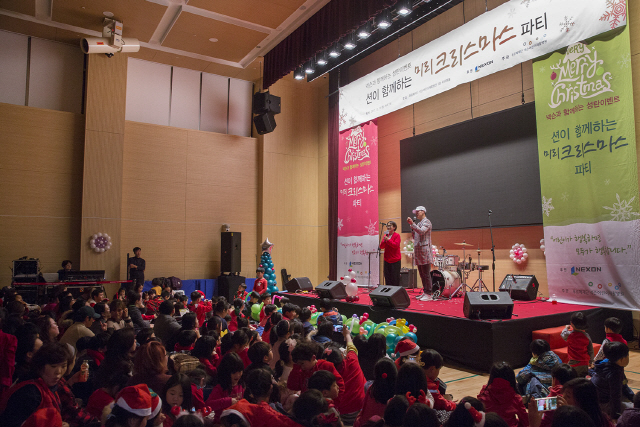 가수 션이 지난해 12월18일 서울 상암동 푸르메재단 넥슨어린이재활병원에서 열린 ‘미리 크리스마스 파티’에 참석해 재활 중인 어린이들과 즐거운 한때를 보내고 있다./사진제공=넥슨