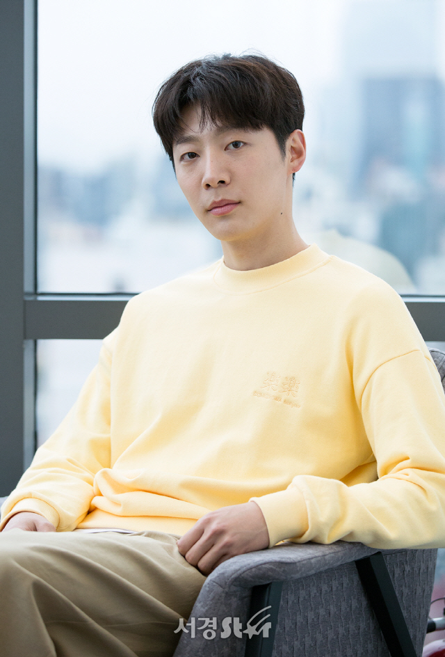 배우 신현수가 최근 서울 강남구 모처에서 서경스타와의 인터뷰에 앞서 포토타임을 갖고 있다.