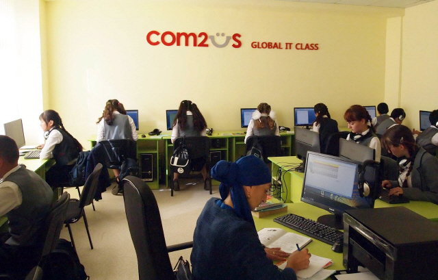 키르기스스탄 콕추 지역 학생들이 ‘컴투스 글로벌 IT교실’에서 학업에 열중하고 있다. 컴투스는 충분한 교육혜택을 받지 못하는 저개발국 오지 학교의 IT 교육환경을 개선해주는 활동을 펼치고 있다. /사진제공=컴투스