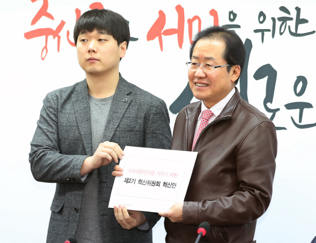 홍준표(오른쪽) 자유한국당 대표가 22일 오전 서울 여의도당사에서 혁신위원으로부터 혁신안을 전달받고 있다. /연합뉴스