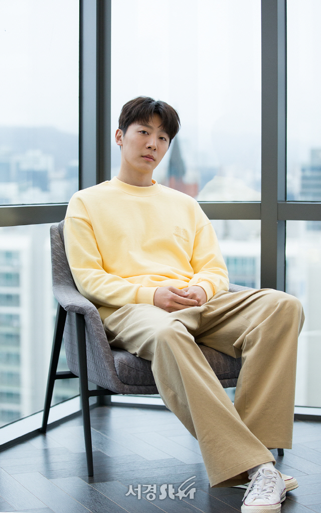 배우 신현수가 최근 서울 강남구 모처에서 서경스타와의 인터뷰에 앞서 포토타임을 갖고 있다.