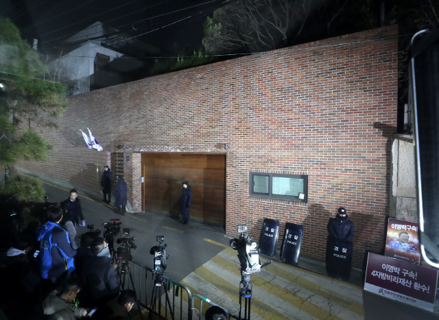 이명박 전 대통령에 대한 구속영장이 발부된 22일 밤 서울 논현동 이 전 대통령 자택 앞에 취재진이 대기하고 있다. /연합뉴스