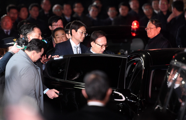 외신들도 주목한 MB 구속…'반부패 내세운 전 대통령들, 스스로 연루'